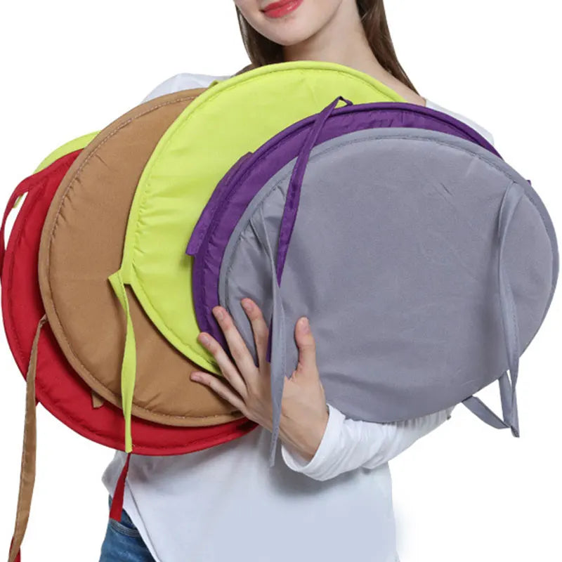 Coussin de chaise rond en éponge couleur rouge sur une chaise de salle à manger