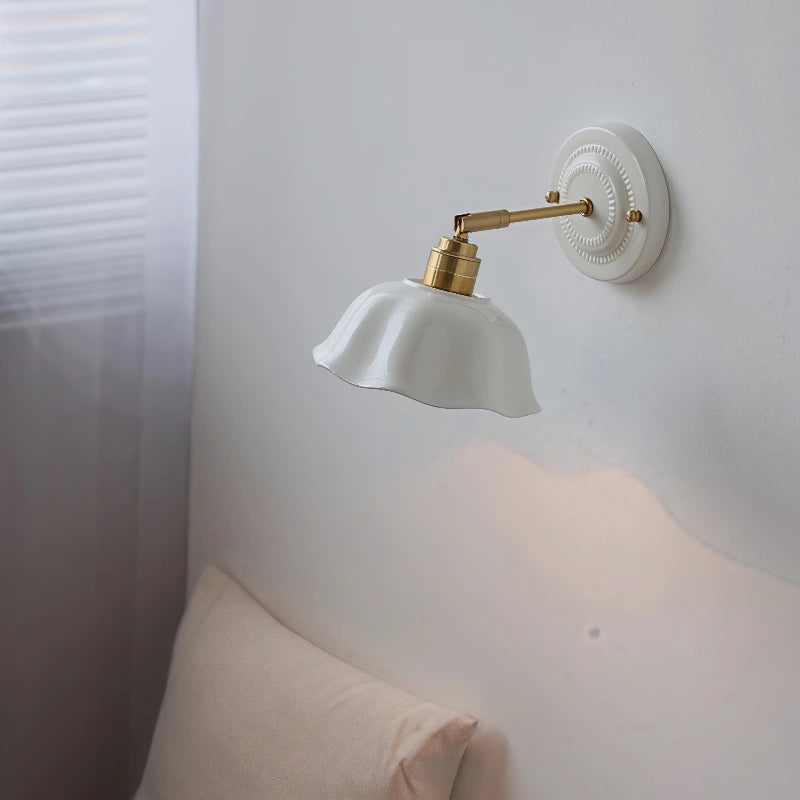 lampe murale vintage blanc doré motif relief bord ondulé fixée mur opaque