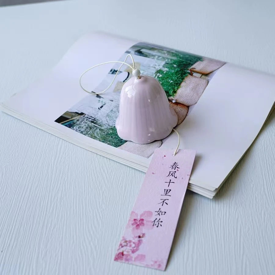 cloche vent céramique relief floral jardin artisanal blanc rose bleu