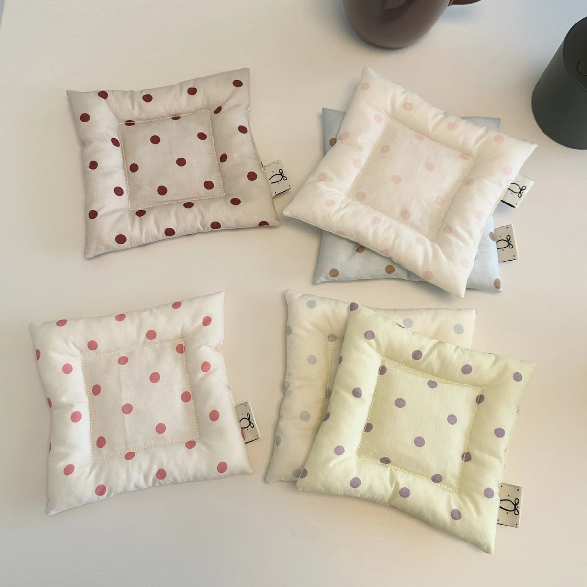 coussins protection tasses blanc gris clair beige rose pâle points classique opaques sans fixation