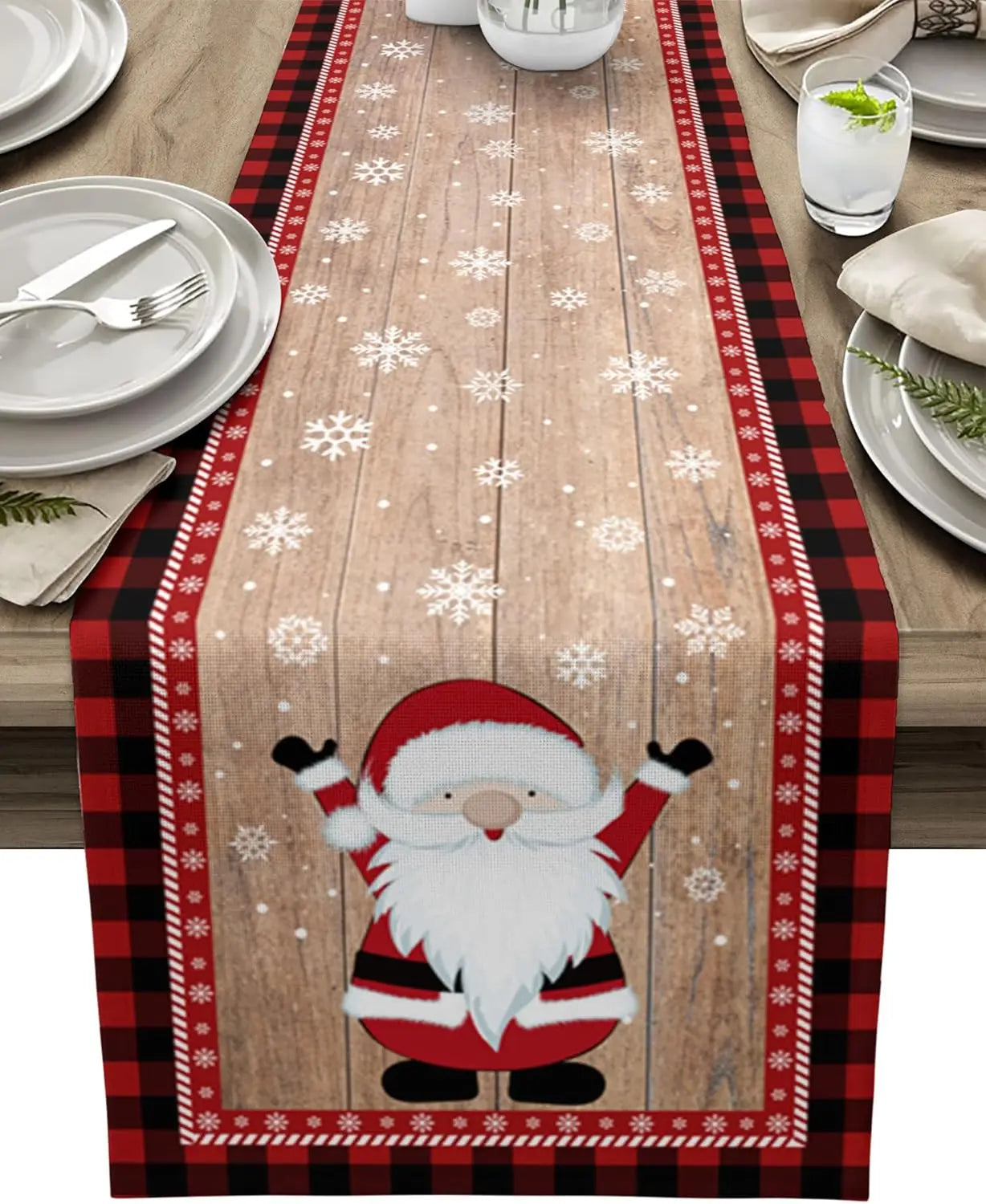 Une décorative nappe de table en bois avec de petits bonhommes Père Noël et des flocons de neige imprimés, parfaite pour une décoration festive de Noël.