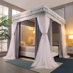 Un lit à baldaquin à rideaux gris et blancs élégants dans une chambre ensoleillée avec de beaux éléments décoratifs, offrant un environnement cocooning et serein.