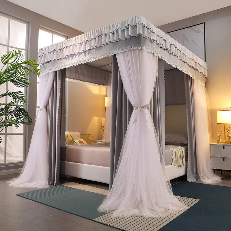 Un lit à baldaquin à rideaux gris et blancs élégants dans une chambre ensoleillée avec de beaux éléments décoratifs, offrant un environnement cocooning et serein.