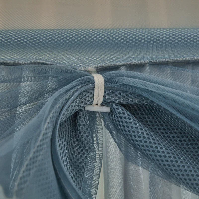 Une fine maille gris-bleu laisse entrevoir un motif à petits points, formant une texture raffinée et subtile.