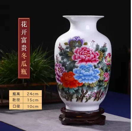 Un vase décoratif en porcelaine blanche aux motifs floraux multicolores, posé sur un support en bois.