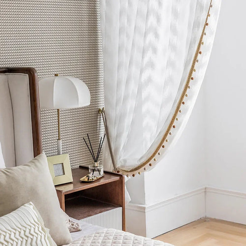 rideau blanc moderne transparent dorés pompons fenêtre salon chambre