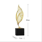 sculpture décorative feuille stylisée or noir moderne minimaliste ajourée asiatique fixée socle bois