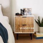 table nuit tiroirs moderne bois blanc doré rayures minimalistes chambre salon