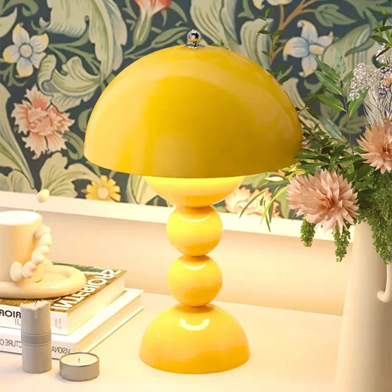 Lampe de chevet fleur LED allumée en lumière naturelle