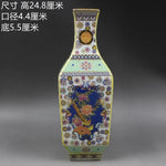 Vase décoratif en porcelaine chinoise avec des motifs floraux, des symboles auspicieux et des couleurs vibrantes.