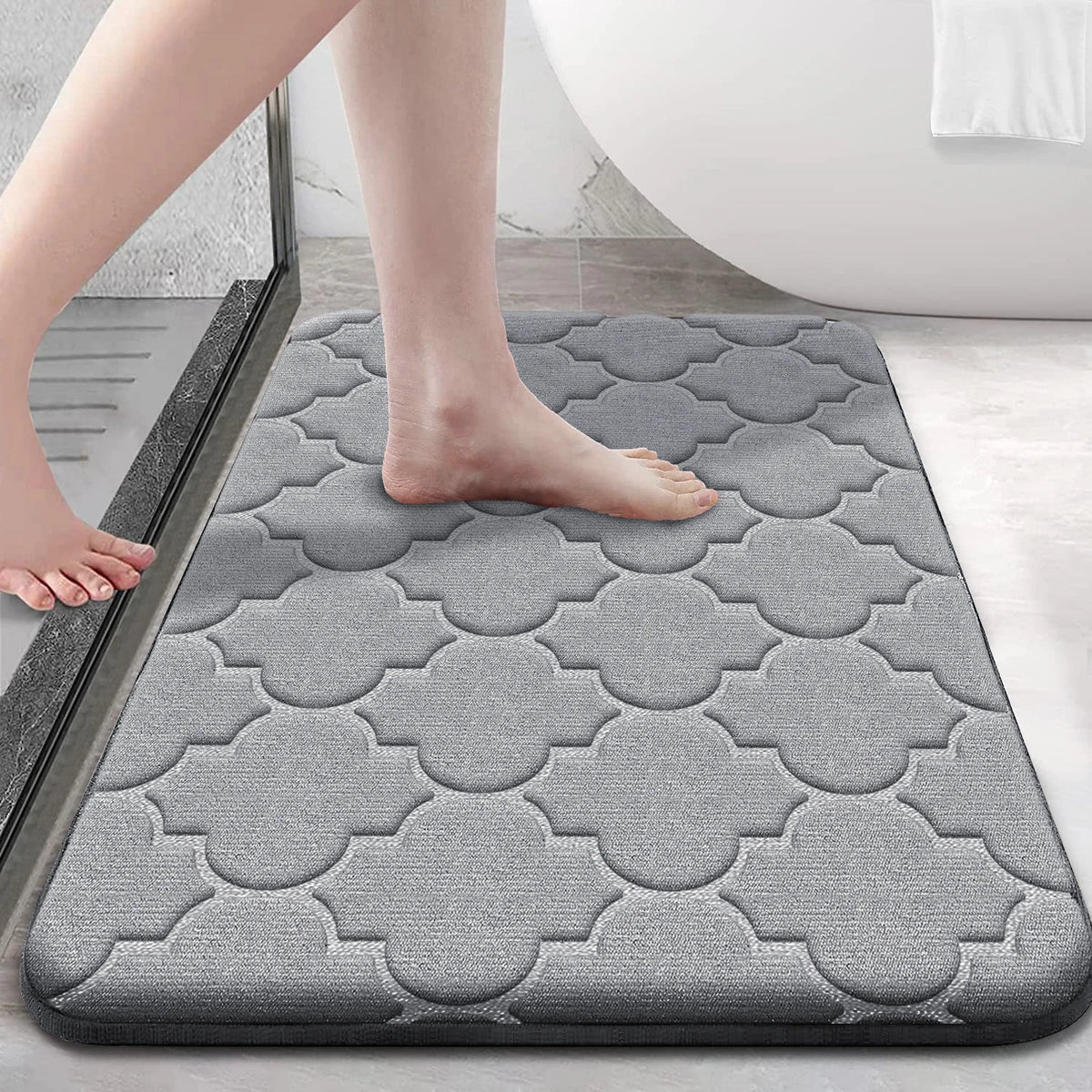 tapis bain doux gris bleu marine motif géométrique moderne absorbant lavable 60x90cm