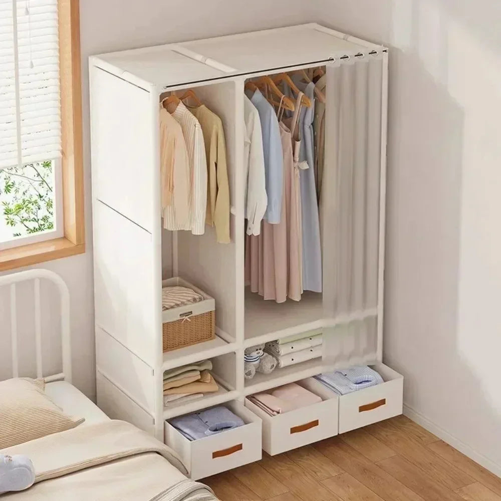 armoire vêtements moderne blanche rangées tiroirs compartiments rideau paires vêtements suspendus panier ours tasse