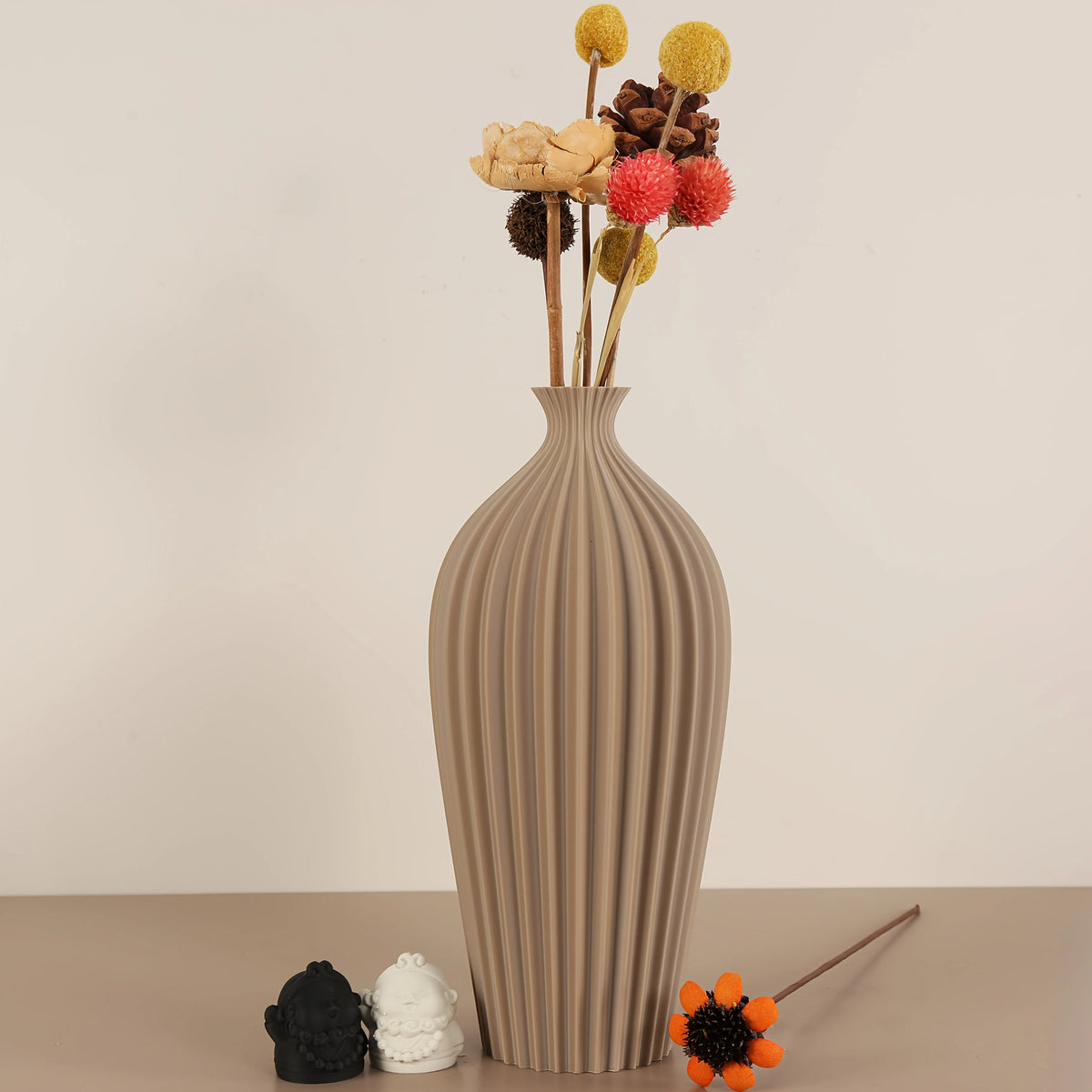 vase moderne noir vert beige rayures verticales décoration intérieure fleurs séchées minimaliste arrangement table