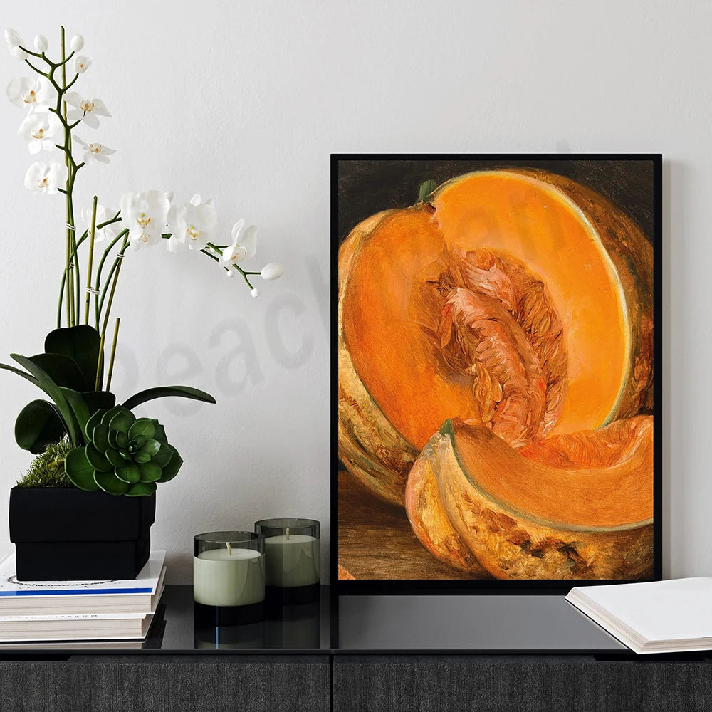 Une tranche de courge butternut orange vif, au riche contraste avec ses feuilles vertes et l'arrangement floral à proximité.