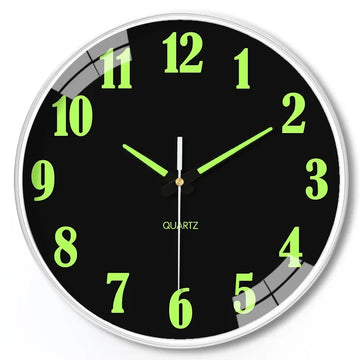 horloge murale luminoise antique aiguille fond noir numéros blancs vert fluo salon decoration