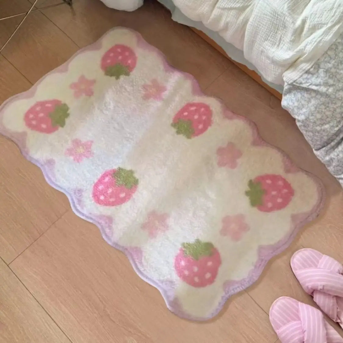 tapis rose fraises blanches bordure fleurs chambre enfant décoratif intérieur extérieur plage