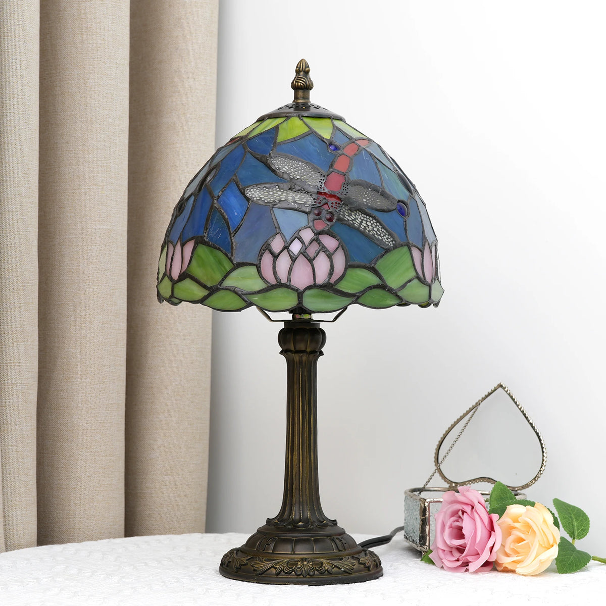 lampe table tiffany motif floral couleurs vives verre opaques interrupteur bouton poussoirDecoration chambre moderne
