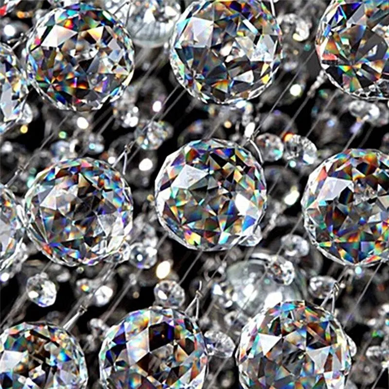 boule cristal transparente facettes géométriques moderne élégante anneau métallique suspension décoration intérieure très transparente