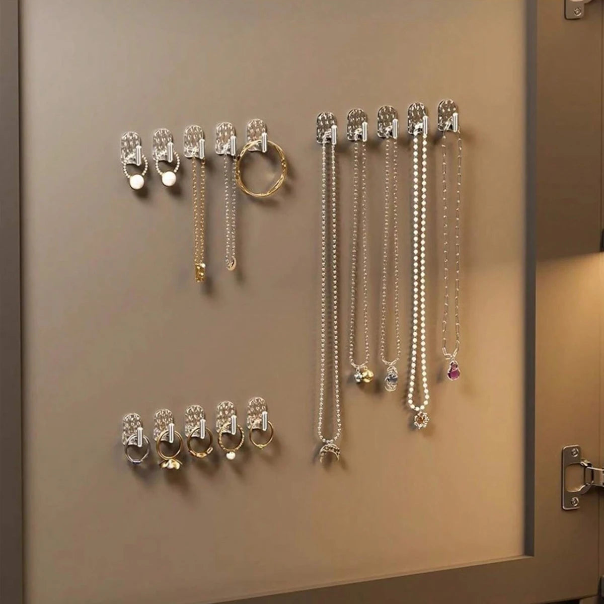 porte bijoux moderne adhésifs crochets colliers boucles d'oreilles bracelets texturés argenté minimaliste organizer miroir