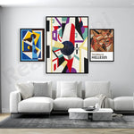 Cette image présente un ensemble de trois œuvres d'art abstraites encadrées, accrochées sur un mur blanc dans un salon moderne avec un canapé blanc et une table basse en marbre.