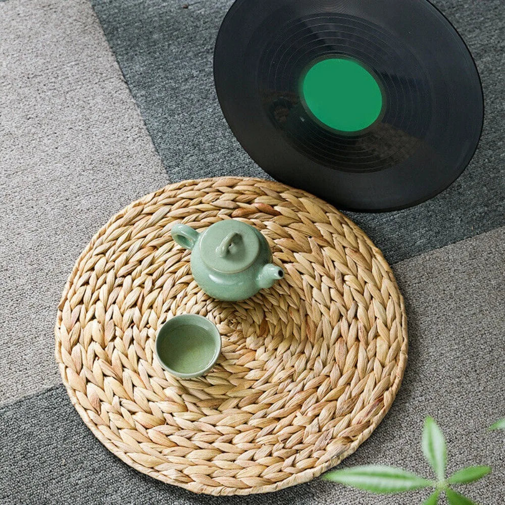 Set de table bleu en paille posé sur une nappe blanche