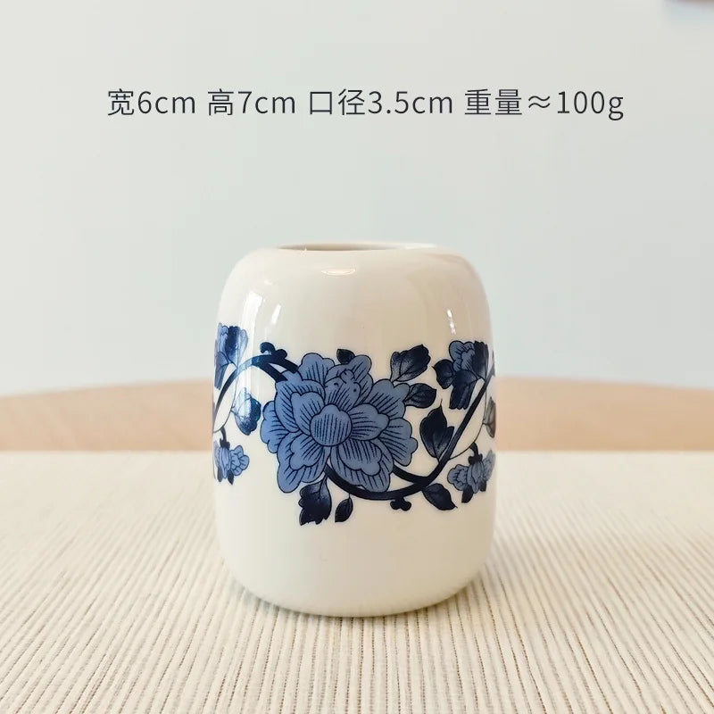vase céramique blanc bleu fleurs stylisées artisanal traditionnel décoration intérieure pot fleurs