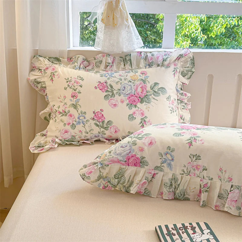 coussin floral vintage coton beige rose vert bleu bordure frisée lit maison
