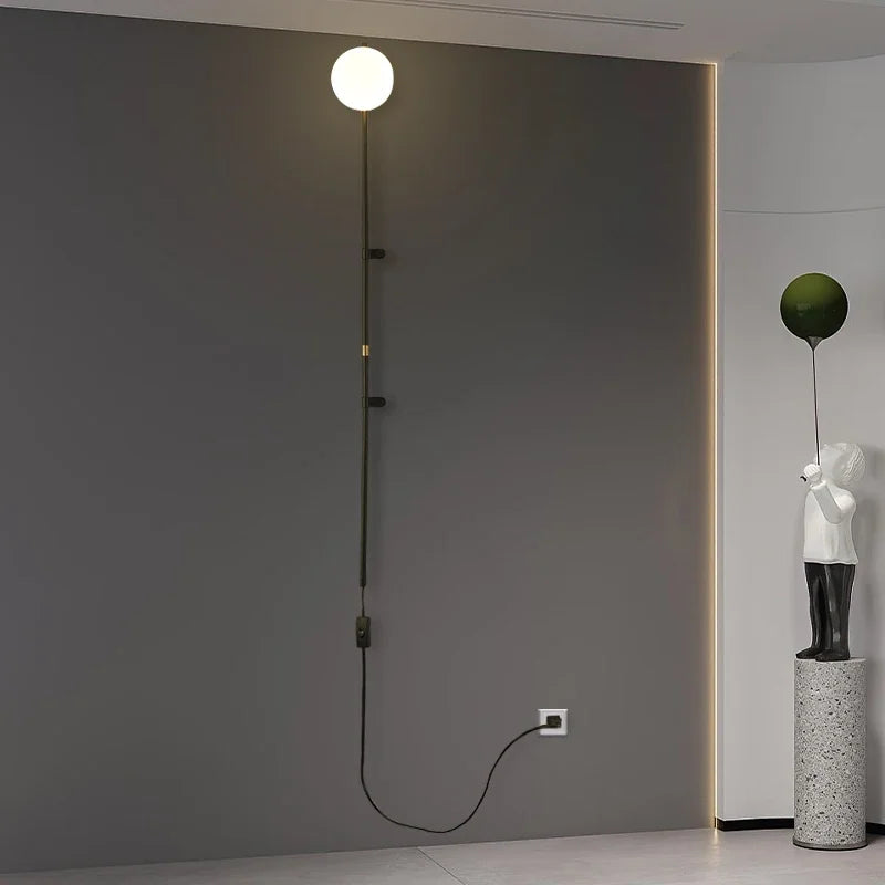 Applique murale métal plaqué blanc dans un intérieur contemporain