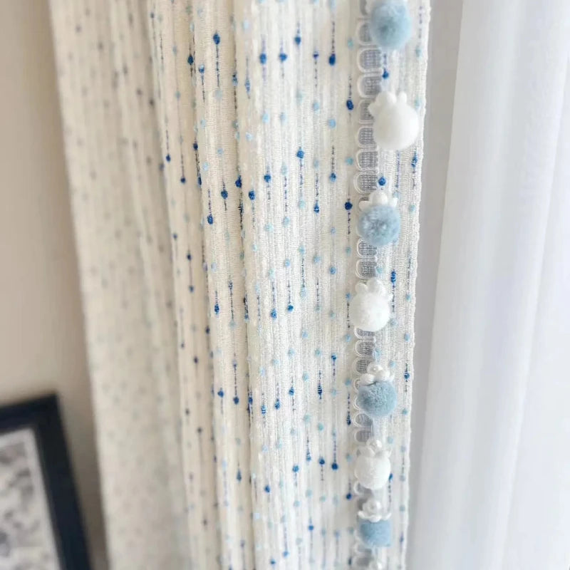 rideau moderne blanc bleu clair points pompons décoratif translucide fenêtre salon chambre enfant maison