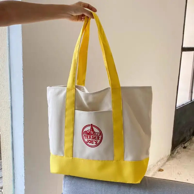 sacs toile colorés blanc vert violet rouge jaune logo trader joes poignées tissu casual