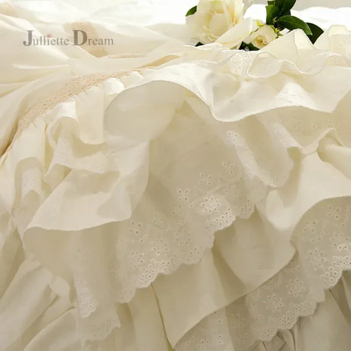 Parure de lit beige dentelle à volants sur lit Queen