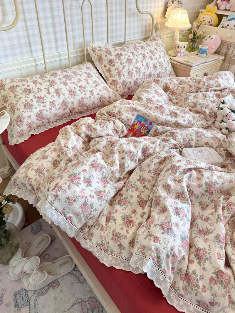 ensemble literie floral vintage housse couette taies d'oreiller fleurs roses vertes bordure dentelle blanc