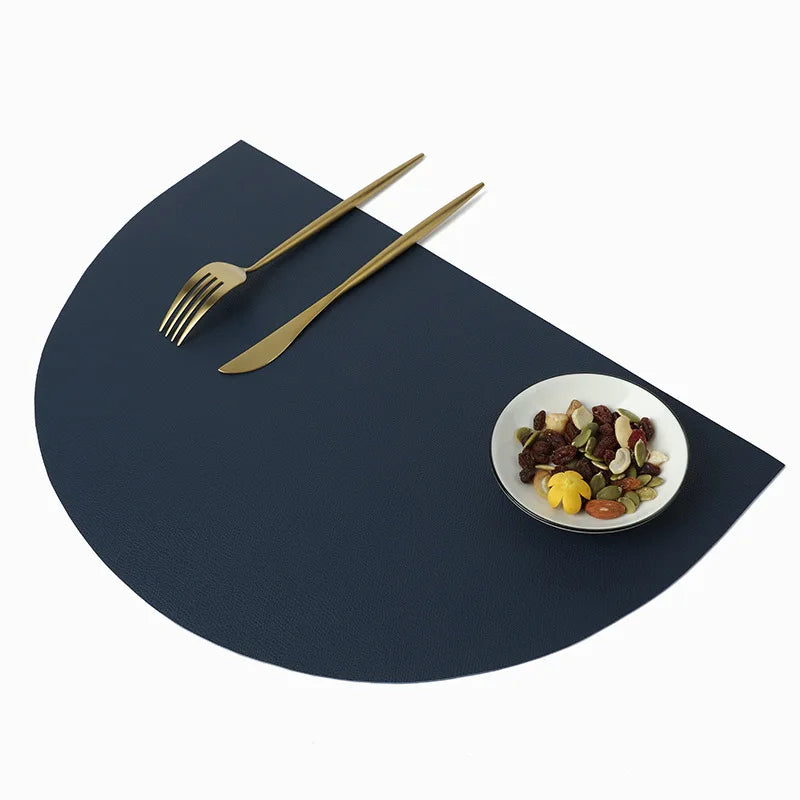 tapis table moderne bleu marine marron gris rose motifs géométriques opaques assiettes vaisselle minimaliste