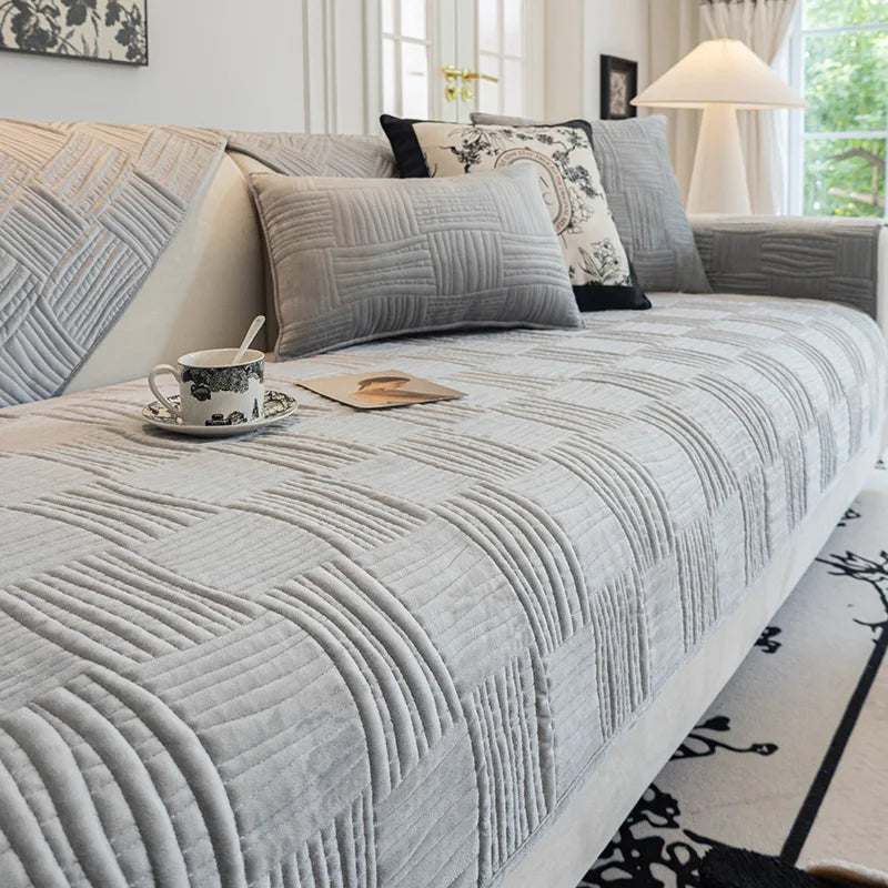 Une chambre élégante avec un lit douillet orné de coussins moelleux, une tasse de thé sur un plateau près de la fenêtre, créant une atmosphère apaisante et confortable.