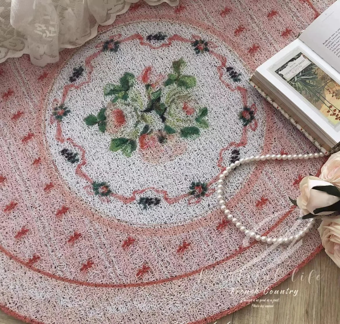 tapis rond antidérapant floral ange rose couleurs vives texture granuleuse vintage français porte chambre