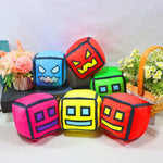 peluche cube dessin animé visage sourire couleur rouge jaune vert rose bleu noir