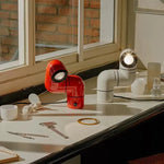 Lampadaire tube dans un intérieur moderne avec décoration