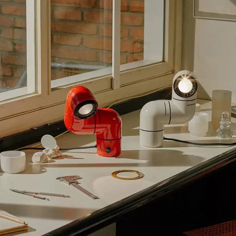 Lampadaire tube dans un intérieur moderne avec décoration