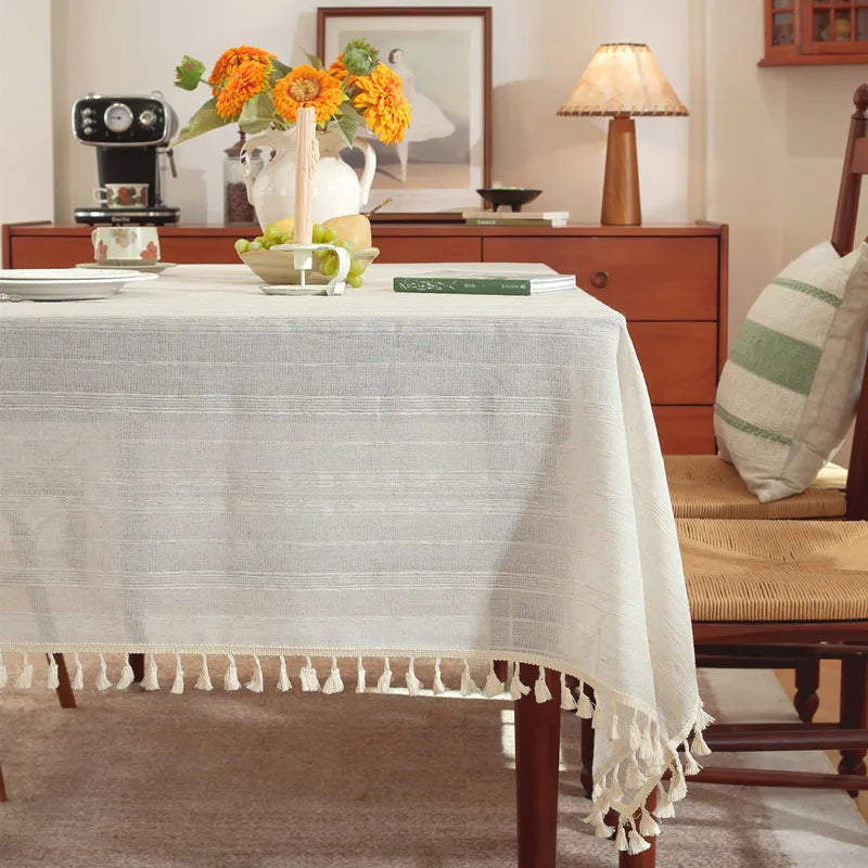 nappe table blanche rayures rustique franges assiettes couverts fleurs vase thé livres