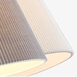 Lampe de chevet en céramique beige avec abat-jour blanc dans une chambre