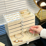 boîte bijoux moderne beige velours transparent tiroirs rangement chic poignées boucles d'oreilles montres