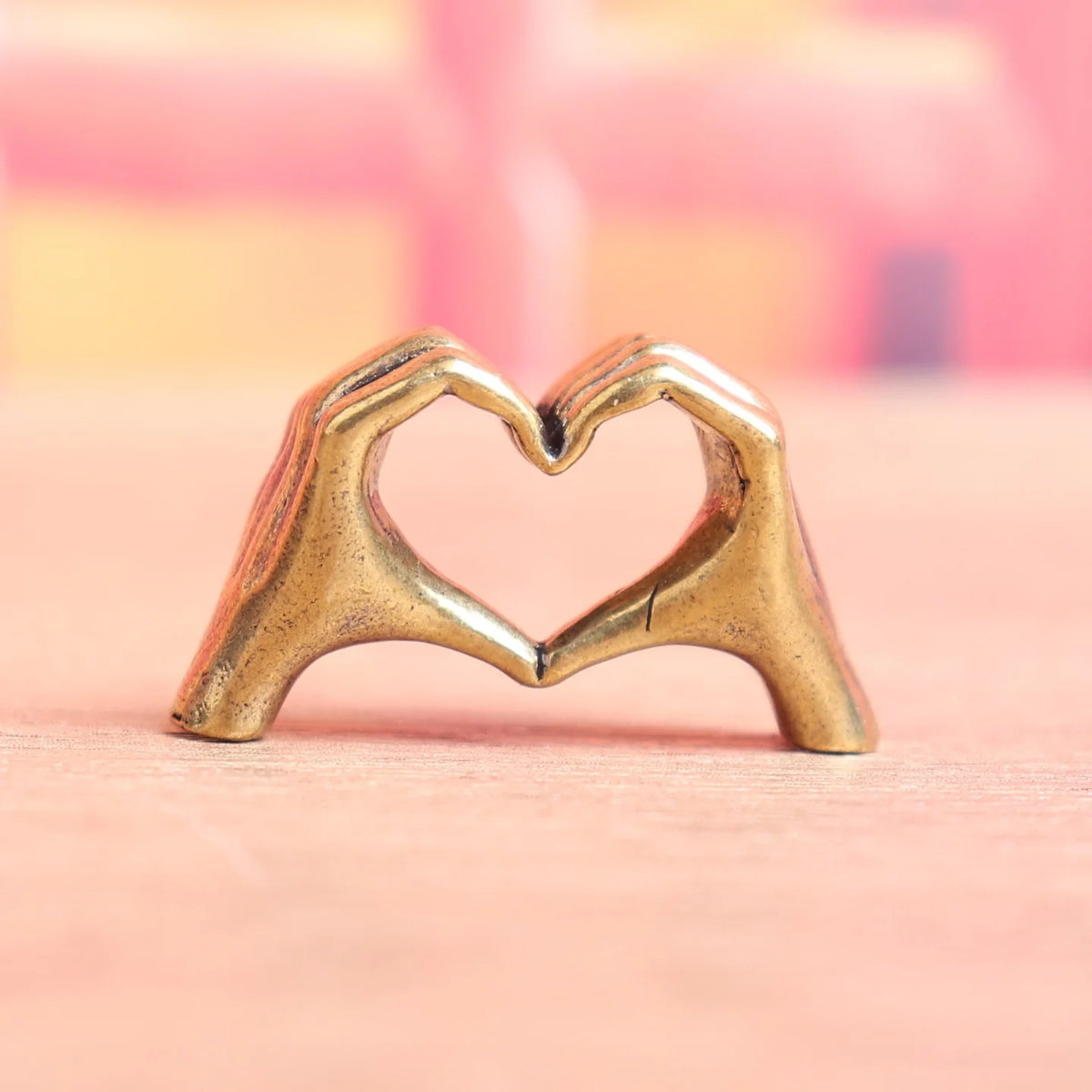 ornement decoratif main coeur bronze texture artisanale decor symboliqueintérieur chambre