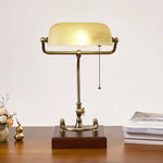 lampe vintage bois abat jour vert texture lisse opacité fixations anciennes chambre étude