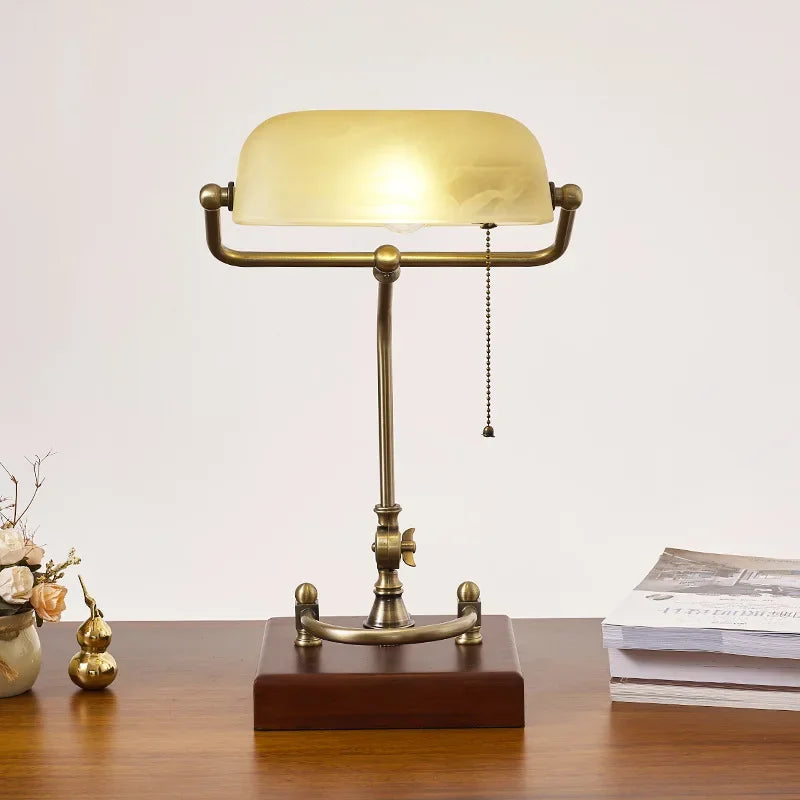 lampe vintage bois abat jour vert texture lisse opacité fixations anciennes chambre étude