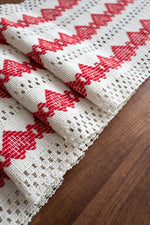 chemin table blanc rouge motif géométrique triangles bordure ajourée traditionnel festif