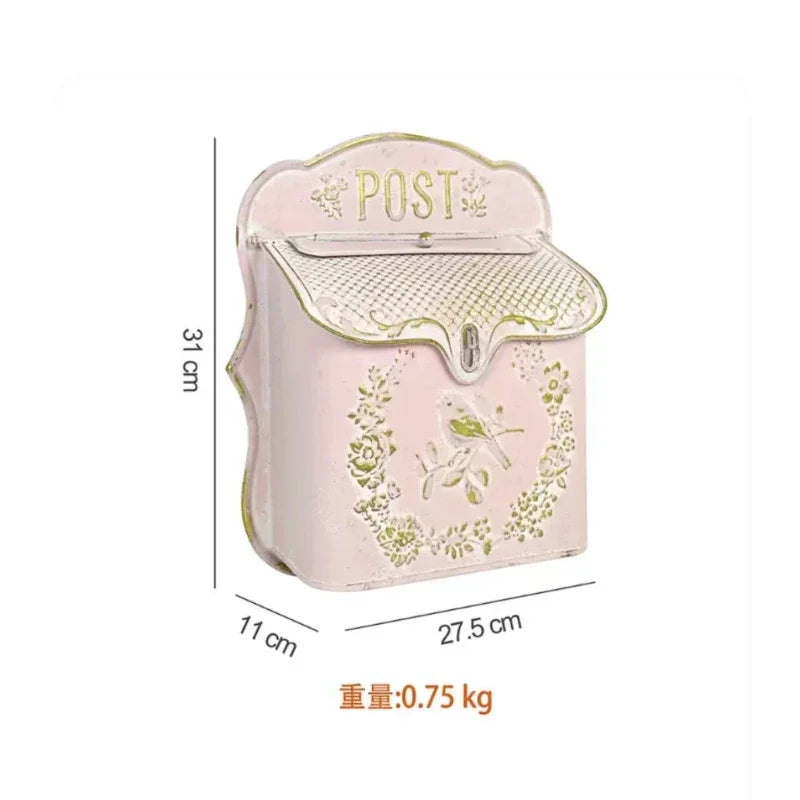 boîte lettres murale métal rose clair fleurs oiseaux vintage romantique motifs floraux doré postextérieur