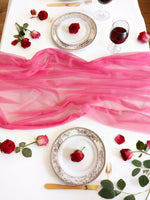 nappe tulle rose vif transparent motif floral coeurs deco saint valentin romantique festive occasions