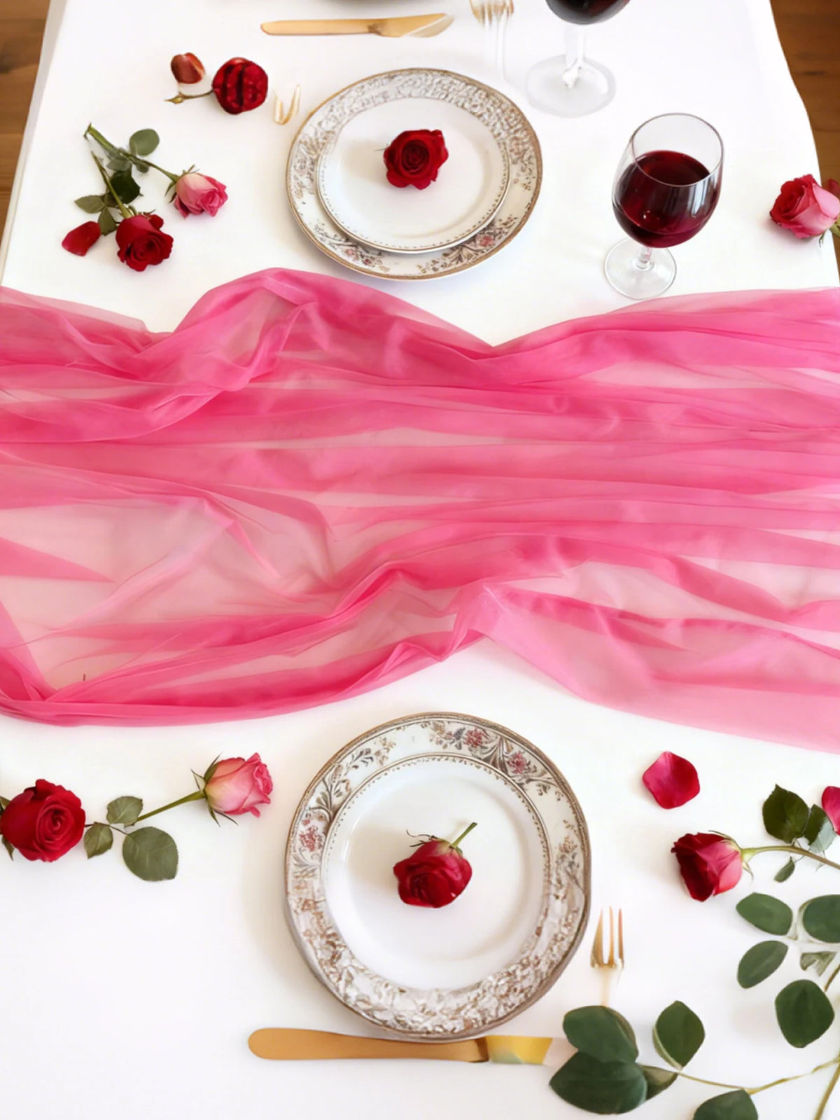 nappe tulle rose vif transparent motif floral coeurs deco saint valentin romantique festive occasions