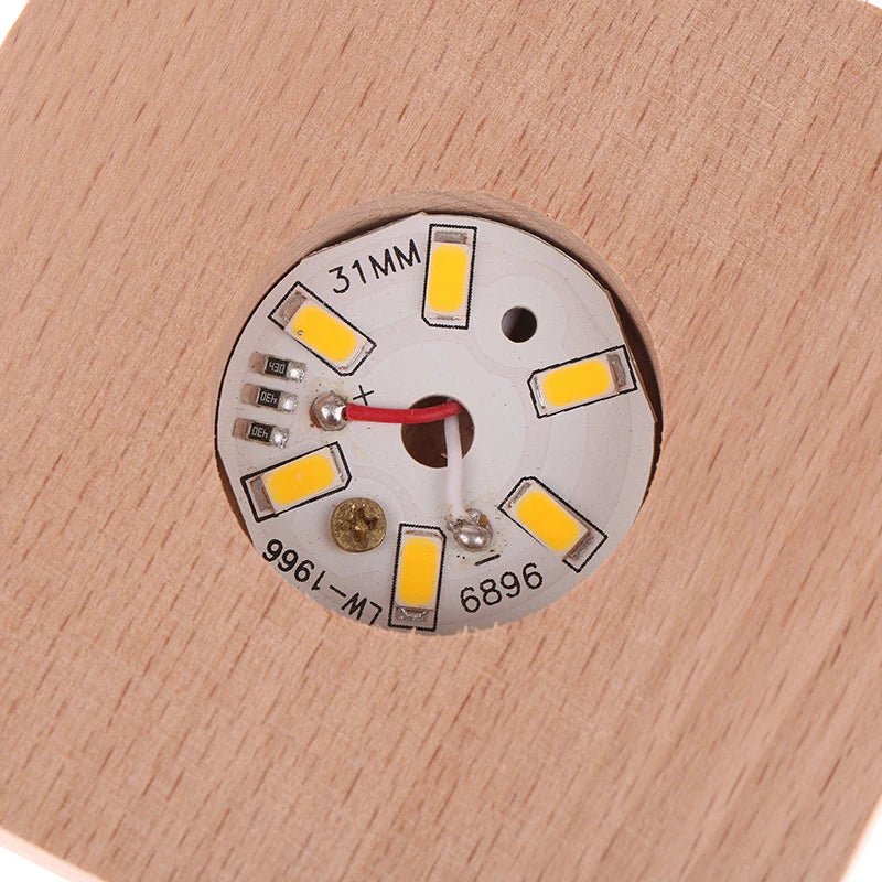 lampe led bois naturel clair texture minimaliste câble usb diodes jaunes 10 cm