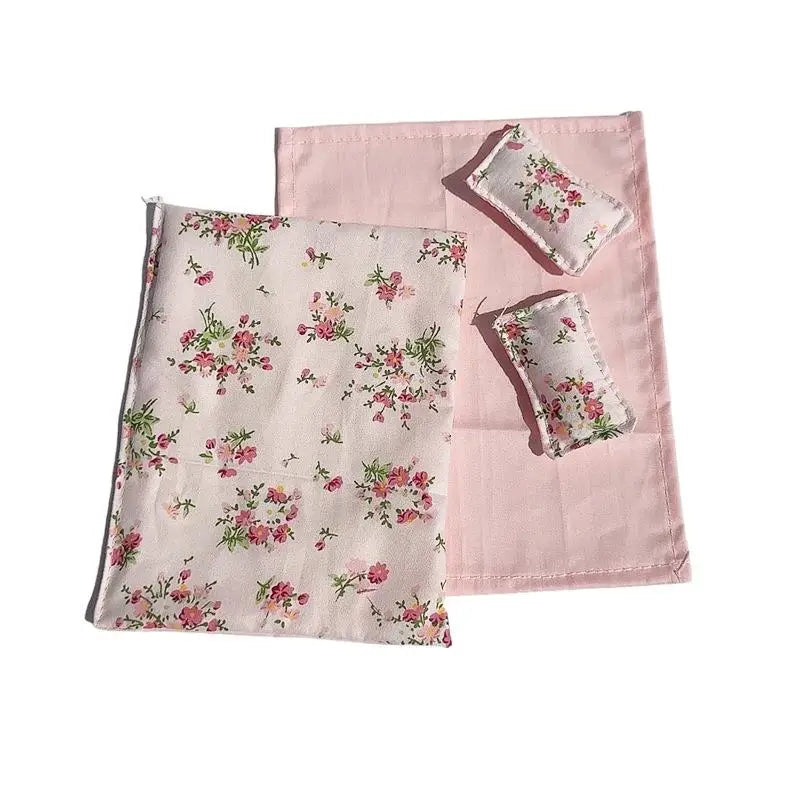 ensemble literie maison poupée lit tête lit métal couverture drap taies oreillers motifs floraux
